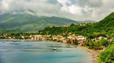 Saint Pierre Mt. Pelee, Martinique, Karayip Denizi aktif volkanik Dağı ile cennet sahilinde