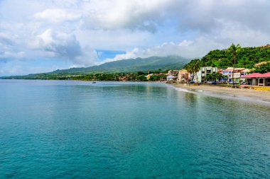 Saint Pierre Mt. Pelee, Martinique, Karayip Denizi aktif volkanik Dağı ile cennet sahilinde