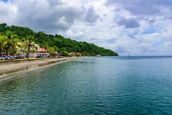Saint Pierre Mt. Pelee, Martinique, Karayip Denizi aktif volkanik Dağı ile cennet sahilinde