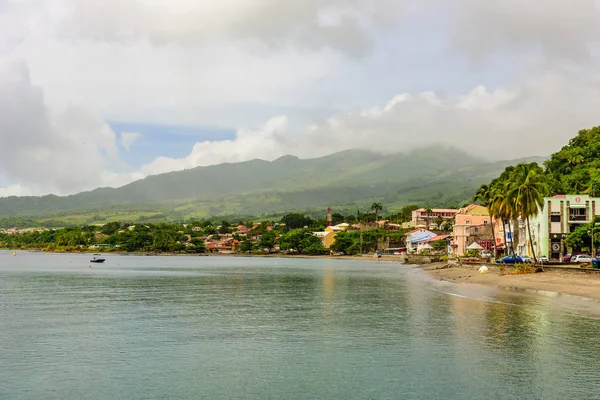 Saint Pierre Mt. Pelee, Martinique, Karayip Denizi aktif volkanik Dağı ile cennet sahilinde