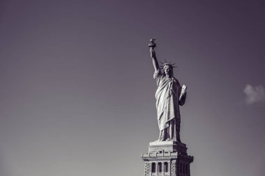 Özgürlük heykeli mavi gökyüzü, New York City, Amerika Birleşik Devletleri ile güneşli bir gün