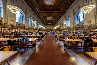 New York City - Aralık 12: insanlar çalışma içinde New York Halk Kütüphanesi üzerinde 12 Aralık 2017 Manhattan, New York City'de. Gül ana okuma odası geniş açı Halk Kütüphanesi New York, ABD.