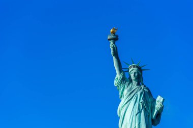 Özgürlük heykeli mavi gökyüzü, New York City, Amerika Birleşik Devletleri ile güneşli bir gün