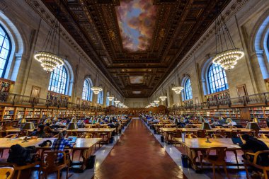 New York City - Aralık 12: insanlar çalışma içinde New York Halk Kütüphanesi üzerinde 12 Aralık 2017 Manhattan, New York City'de. Gül ana okuma odası geniş açı Halk Kütüphanesi New York, ABD.
