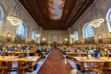 New York City - Aralık 12: insanlar çalışma içinde New York Halk Kütüphanesi üzerinde 12 Aralık 2017 Manhattan, New York City'de. Gül ana okuma odası geniş açı Halk Kütüphanesi New York, ABD.