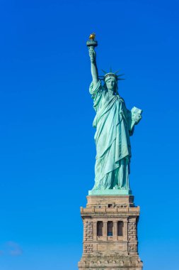 Özgürlük heykeli mavi gökyüzü, New York City, Amerika Birleşik Devletleri ile güneşli bir gün