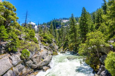 Merced River manzara Yosemite Ulusal Parkı'nda. Whitewater boylayacağız. Kaliforniya, ABD.