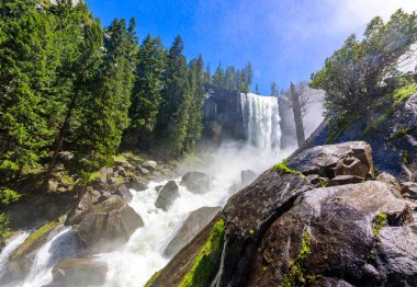Vernal Falls ve Merced River, Nevada Falls John Muir iz ve sis iz, Yosemite Milli Parkı, Kaliforniya, ABD boyunca Hiking