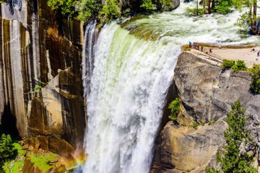 Vernal Falls ve Merced River, Nevada Falls John Muir iz ve sis iz, Yosemite Milli Parkı, Kaliforniya, ABD boyunca Hiking
