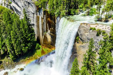 Vernal Falls ve Merced River, Nevada Falls John Muir iz ve sis iz, Yosemite Milli Parkı, Kaliforniya, ABD boyunca Hiking