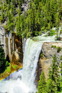 Vernal Falls ve Merced River, Nevada Falls John Muir iz ve sis iz, Yosemite Milli Parkı, Kaliforniya, ABD boyunca Hiking