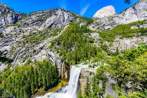 Εαρινή Falls Και Ποταμός Merced Πεζοπορία Στη Νεβάδα Falls Κατά — Φωτογραφία Αρχείου