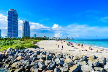 Güney Pointe Park ve South Beach Miami Beach iskelede. Cennet ve tropikal Florida kıyıları. ABD.