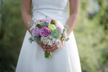 Buket - güzel çiçekler gelinin düğün beyaz elbise eller.