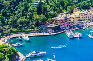 Portofino, İtalya - renkli evler ve küçük liman yat. Liguria, Cenova Eyaleti, İtalya. Güzel deniz sahil peyzaj yaz sezonu ile İtalyan balıkçı köyü.