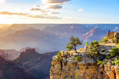 Uzun yürüyüşe çıkan kimse inanılmaz manzara sahne, Güney Rim, Grand Kanyon Milli Parkı, Arizona, Amerika Birleşik Devletleri