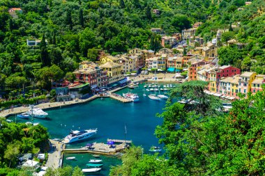 Portofino, İtalya - renkli evler ve küçük liman yat. Liguria, Cenova Eyaleti, İtalya. Güzel deniz sahil peyzaj yaz sezonu ile İtalyan balıkçı köyü.