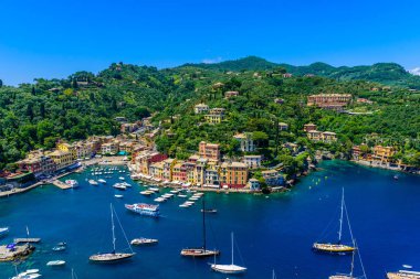 Portofino, İtalya - renkli evler ve küçük liman yat. Liguria, Cenova Eyaleti, İtalya. Güzel deniz sahil peyzaj yaz sezonu ile İtalyan balıkçı köyü.