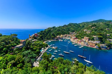 Portofino, İtalya - renkli evler ve küçük liman yat. Liguria, Cenova Eyaleti, İtalya. Güzel deniz sahil peyzaj yaz sezonu ile İtalyan balıkçı köyü.