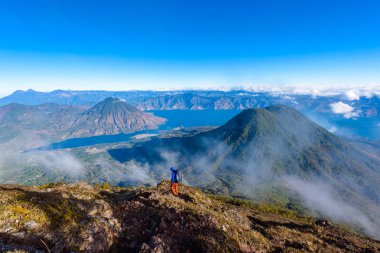 Fiyatı manzaralı panorama Lake Atitlan ve volkan San Pedro ve Toliman sabahın erken saatlerinde zirve volkan Atitlan, Guatemala üzerinden. Doğa yürüyüşü ve tırmanma Vulcano Atitlan.