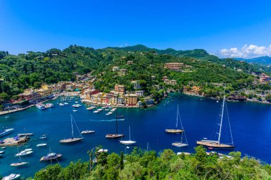 Portofino, İtalya - renkli evler ve küçük liman yat. Liguria, Cenova Eyaleti, İtalya. Güzel deniz sahil peyzaj yaz sezonu ile İtalyan balıkçı köyü.