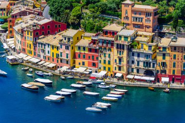 Portofino, İtalya - renkli evler ve küçük liman yat. Liguria, Cenova Eyaleti, İtalya. Güzel deniz sahil peyzaj yaz sezonu ile İtalyan balıkçı köyü.