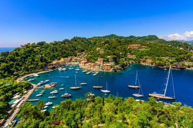 Portofino, İtalya - renkli evler ve küçük liman yat. Liguria, Cenova Eyaleti, İtalya. Güzel deniz sahil peyzaj yaz sezonu ile İtalyan balıkçı köyü.