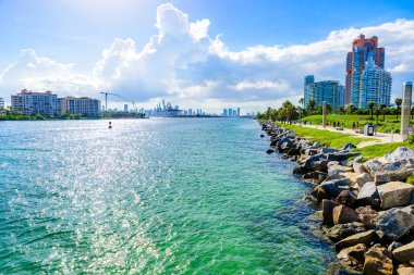 Güney Pointe Park ve South Beach Miami Beach iskelede. Cennet ve tropikal Florida kıyıları. ABD.