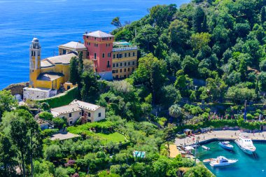 Portofino, İtalya - renkli evler ve küçük liman yat. Liguria, Cenova Eyaleti, İtalya. Güzel deniz sahil peyzaj yaz sezonu ile İtalyan balıkçı köyü.