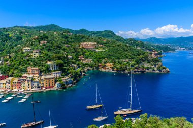 Portofino, İtalya - renkli evler ve küçük liman yat. Liguria, Cenova Eyaleti, İtalya. Güzel deniz sahil peyzaj yaz sezonu ile İtalyan balıkçı köyü.