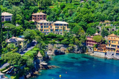 Portofino, İtalya - renkli evler ve küçük liman yat. Liguria, Cenova Eyaleti, İtalya. Güzel deniz sahil peyzaj yaz sezonu ile İtalyan balıkçı köyü.