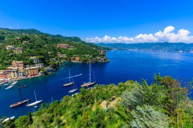 Portofino, İtalya - renkli evler ve küçük liman yat. Liguria, Cenova Eyaleti, İtalya. Güzel deniz sahil peyzaj yaz sezonu ile İtalyan balıkçı köyü.