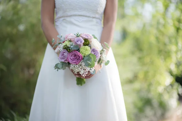 Buquê Casamento Flores Bonitas Nas Mãos Noiva Vestido Branco — Fotografia de Stock