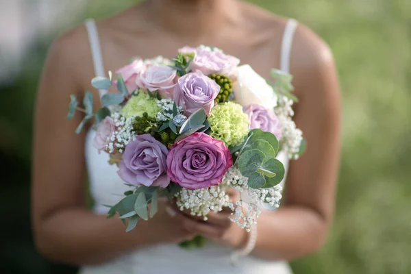 Bröllop Bukett Vackra Blommor Brudens Händer Vit Klänning — Stockfoto