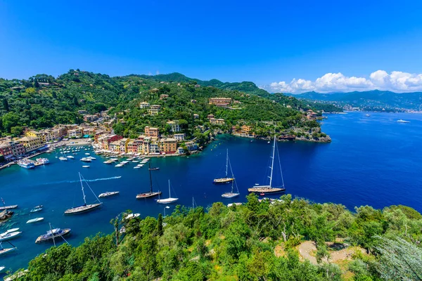 Portofino, İtalya - renkli evler ve küçük liman yat. Liguria, Cenova Eyaleti, İtalya. Güzel deniz sahil peyzaj yaz sezonu ile İtalyan balıkçı köyü.