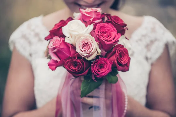 Bröllop Blommor Kvinnliga Händer — Stockfoto