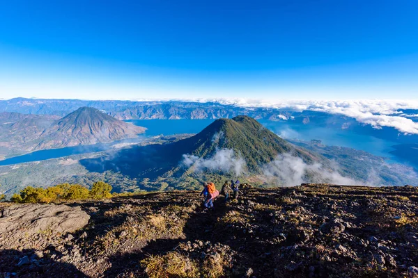 นเขาท วพาโนรามาของทะเลสาบ Atitlan และภ เขาไฟ San Pedro และ Toliman ในตอนเช — ภาพถ่ายสต็อก