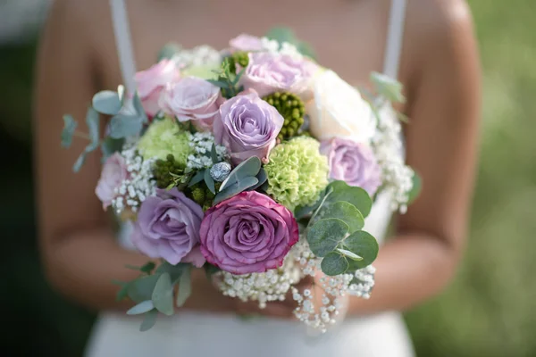 Bröllop Bukett Vackra Blommor Brudens Händer Vit Klänning — Stockfoto