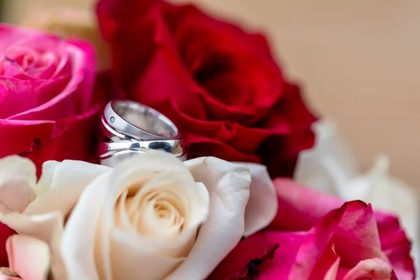 Decoração Casamento Flores Com Anéis Casamento — Fotografia de Stock
