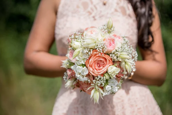 Bouquet Mariage Belles Fleurs Dans Les Mains Mariée Dans Une — Photo