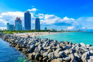 Güney Pointe Park ve South Beach Miami Beach iskelede. Cennet ve tropikal Florida kıyıları. ABD.