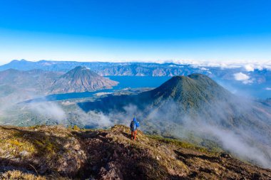 Fiyatı manzaralı panorama Lake Atitlan ve volkan San Pedro ve Toliman sabahın erken saatlerinde zirve volkan Atitlan, Guatemala üzerinden. Doğa yürüyüşü ve tırmanma Vulcano Atitlan.