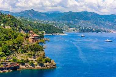 Portofino, İtalya - küçük liman yat güzel sahil. Liguria, Cenova Eyaleti, İtalya. Güzel deniz sahil peyzaj yaz sezonu ile İtalyan balıkçı köyü.