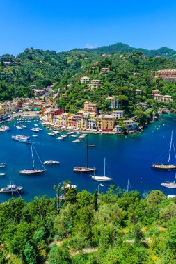 Portofino, İtalya - renkli evler ve küçük liman yat. Liguria, Cenova Eyaleti, İtalya. Güzel deniz sahil peyzaj yaz sezonu ile İtalyan balıkçı köyü.