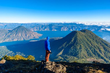 Fiyatı manzaralı panorama Lake Atitlan ve volkan San Pedro ve Toliman sabahın erken saatlerinde zirve volkan Atitlan, Guatemala üzerinden. Doğa yürüyüşü ve tırmanma Vulcano Atitlan.