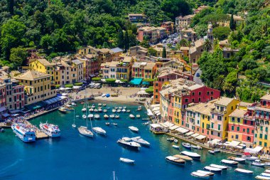 Portofino, İtalya - renkli evler ve küçük liman yat. Liguria, Cenova Eyaleti, İtalya. Güzel deniz sahil peyzaj yaz sezonu ile İtalyan balıkçı köyü.