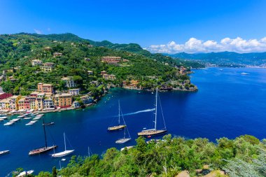 Portofino, İtalya - renkli evler ve küçük liman yat. Liguria, Cenova Eyaleti, İtalya. Güzel deniz sahil peyzaj yaz sezonu ile İtalyan balıkçı köyü.