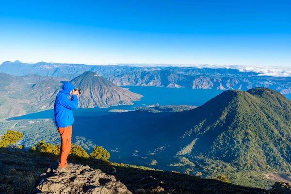 Senderista Con Vista Panorámica Del Lago Atitlán Volcán San Pedro — Foto de Stock