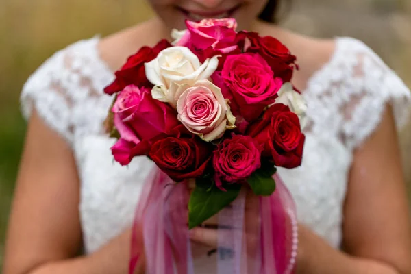 Bröllop Blommor Kvinnliga Händer — Stockfoto