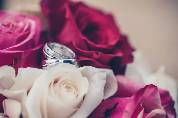 Bröllop Dekoration Och Blommor Med Vigselringar — Stockfoto